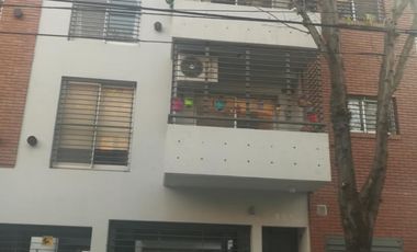 EXCELENTE DEPTO 2 AMB CON COCHERA Y PARRILLA PROPIA  Y COCHERA CENTRO DESAN FERNANDO LAVALLE 681