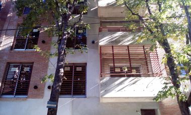 EXCELENTE DEPTO 2 AMB CON COCHERA Y PARRILLA PROPIA  Y COCHERA CENTRO DESAN FERNANDO LAVALLE 681