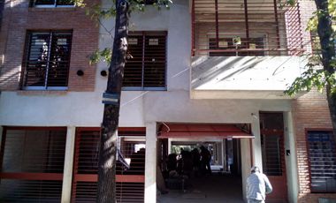EXCELENTE DEPTO 2 AMB CON COCHERA Y PARRILLA PROPIA  Y COCHERA CENTRO DESAN FERNANDO LAVALLE 681