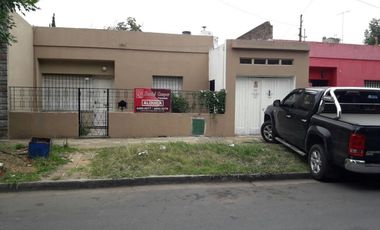 CASA - 3 AMBIENTES - GARAGE - FDO. LIBRE - MUY BUENA UBICACION