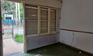 CASA - 3 AMBIENTES - GARAGE - FDO. LIBRE - MUY BUENA UBICACION