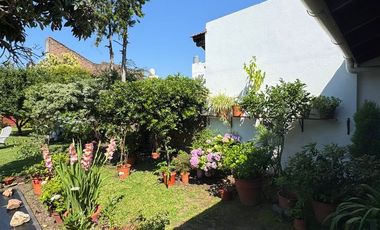 Casa Americana de 3 Ambientes con Gran Fondo Libre, garage, quincho y parrilla.