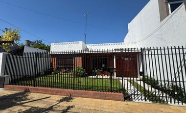 Casa Americana de 3 Ambientes con Gran Fondo Libre, garage, quincho y parrilla.