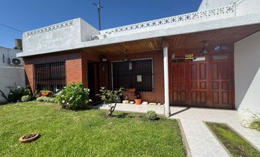 Casa Americana de 3 Ambientes con Gran Fondo Libre, garage, quincho y parrilla.