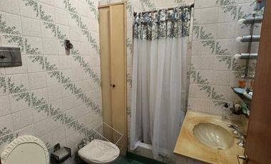 Casa Americana de 3 Ambientes con Gran Fondo Libre, garage, quincho y parrilla.