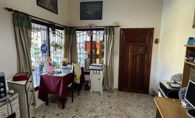 Casa Americana de 3 Ambientes con Gran Fondo Libre, garage, quincho y parrilla.