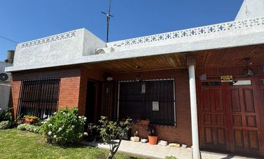 Casa Americana de 3 Ambientes con Gran Fondo Libre, garage, quincho y parrilla.