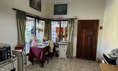 Casa Americana de 3 Ambientes con Gran Fondo Libre, garage, quincho y parrilla.