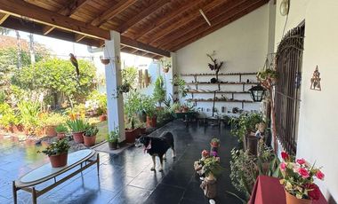 Casa Americana de 3 Ambientes con Gran Fondo Libre, garage, quincho y parrilla.