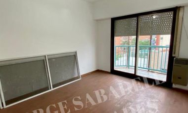 DEPARTAMENTO SEMIPISO DE 3 AMBIENTES CON BALCON AL FRENTE,  CONTRAFRENTEY COCHERA CUBIERTA CON PORTON AUTOMATICO. CENTRO DE MORON, EXCELENTE UBICACION