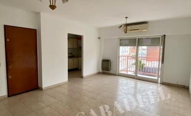 DEPARTAMENTO SEMIPISO DE 3 AMBIENTES CON BALCON AL FRENTE,  CONTRAFRENTEY COCHERA CUBIERTA CON PORTON AUTOMATICO. CENTRO DE MORON, EXCELENTE UBICACION