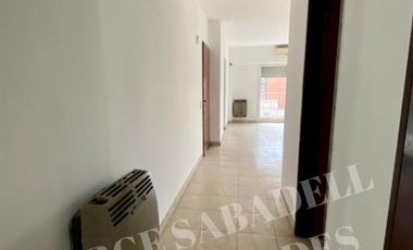 DEPARTAMENTO SEMIPISO DE 3 AMBIENTES CON BALCON AL FRENTE,  CONTRAFRENTEY COCHERA CUBIERTA CON PORTON AUTOMATICO. CENTRO DE MORON, EXCELENTE UBICACION