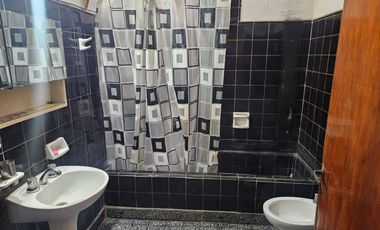 Casa americana 3 ambientes sobre lote de 10 x 22,85, con garage, fondolibre y terraza