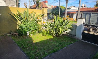 Casa americana 3 ambientes sobre lote de 10 x 22,85, con garage, fondolibre y terraza