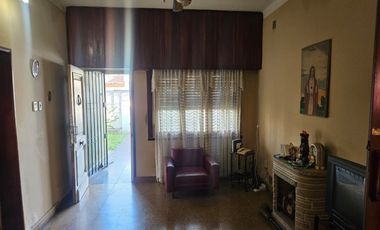 Casa americana 3 ambientes sobre lote de 10 x 22,85, con garage, fondolibre y terraza