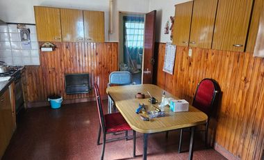 Casa americana 3 ambientes sobre lote de 10 x 22,85, con garage, fondolibre y terraza