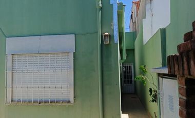 CASA 3 ABMIENTES CON COCHERA Y FONDO