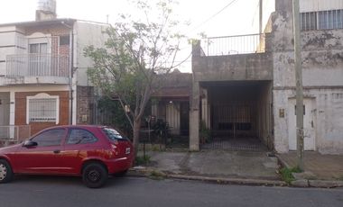 CASA DE 4 AMB. LOTE 8,66 x 26 MTS. - CASTILLO 180 RAMOS MEJIA
