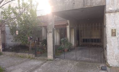 CASA DE 4 AMB. LOTE 8,66 x 26 MTS. - CASTILLO 180 RAMOS MEJIA