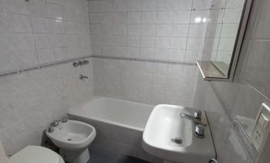 Amplio departamento 3 ambientes en 1º piso al frente con balcon, sobreAvArieta. Excelente ubicacion