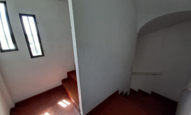 Amplio departamento 3 ambientes en 1º piso al frente con balcon, sobreAvArieta. Excelente ubicacion