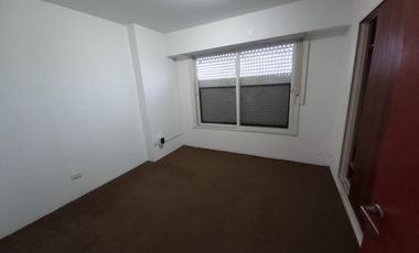 Amplio departamento 3 ambientes en 1º piso al frente con balcon, sobreAvArieta. Excelente ubicacion