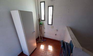 Amplio departamento 3 ambientes en 1º piso al frente con balcon, sobreAvArieta. Excelente ubicacion