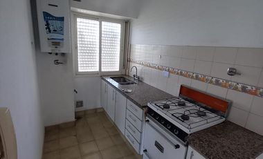 Amplio departamento 3 ambientes en 1º piso al frente con balcon, sobreAvArieta. Excelente ubicacion