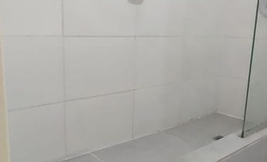 MONOAMBIENTE - CONTRAFRENTE - AMPLIO LUMINOSO CON COCHERA