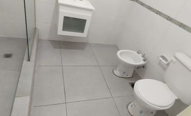 MONOAMBIENTE - CONTRAFRENTE - AMPLIO LUMINOSO CON COCHERA