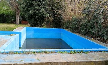 Chalet con gran parque y piscina de material