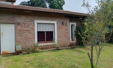 Chalet con gran parque y piscina de material