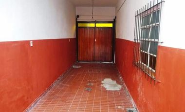 Casa de 3 ambientes con cochera para dos autos en centro de San Justo.