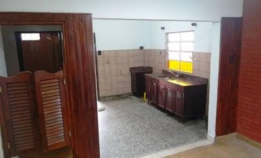 Casa de 3 ambientes con cochera para dos autos en centro de San Justo.