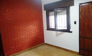 Casa de 3 ambientes con cochera para dos autos en centro de San Justo.