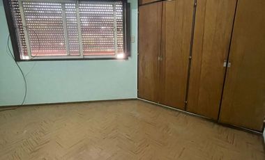 DEPARTAMENTO DE 3 AMBIENTES PLANTA BAJA AL FRENTE, SIN EXPENSAS. VILLA LUZURIAGA