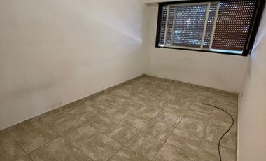 DEPARTAMENTO DE 3 AMBIENTES PLANTA BAJA AL FRENTE, SIN EXPENSAS. VILLA LUZURIAGA