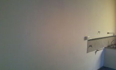 Chalet en ALQUILER de un dormitorio a 5 cuadras de estación Glew, sobrecalle de tierra.-