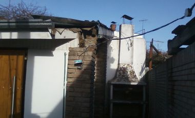 Chalet en ALQUILER de un dormitorio a 5 cuadras de estación Glew, sobrecalle de tierra.-