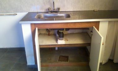 Chalet en ALQUILER de un dormitorio a 5 cuadras de estación Glew, sobrecalle de tierra.-