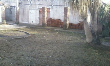 Chalet en ALQUILER de un dormitorio a 5 cuadras de estación Glew, sobrecalle de tierra.-