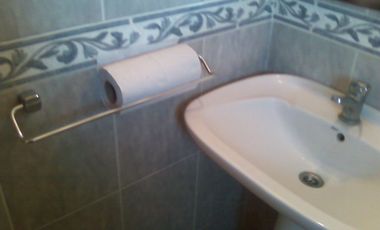 Chalet en ALQUILER de un dormitorio a 5 cuadras de estación Glew, sobrecalle de tierra.-