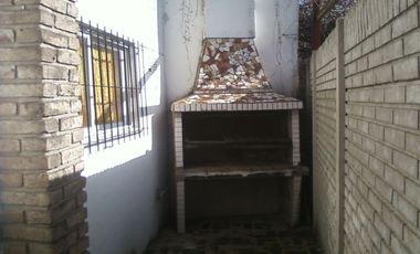 Chalet en ALQUILER de un dormitorio a 5 cuadras de estación Glew, sobrecalle de tierra.-