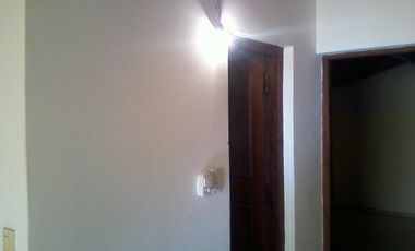 Chalet en ALQUILER de un dormitorio a 5 cuadras de estación Glew, sobrecalle de tierra.-