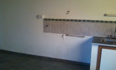 Chalet en ALQUILER de un dormitorio a 5 cuadras de estación Glew, sobrecalle de tierra.-