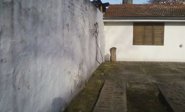 Chalet en ALQUILER de un dormitorio a 5 cuadras de estación Glew, sobrecalle de tierra.-