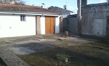 Chalet en ALQUILER de un dormitorio a 5 cuadras de estación Glew, sobrecalle de tierra.-