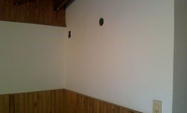 Chalet en ALQUILER de un dormitorio a 5 cuadras de estación Glew, sobrecalle de tierra.-