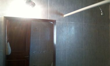 Chalet en ALQUILER de un dormitorio a 5 cuadras de estación Glew, sobrecalle de tierra.-