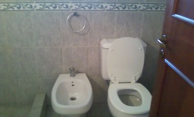 Chalet en ALQUILER de un dormitorio a 5 cuadras de estación Glew, sobrecalle de tierra.-